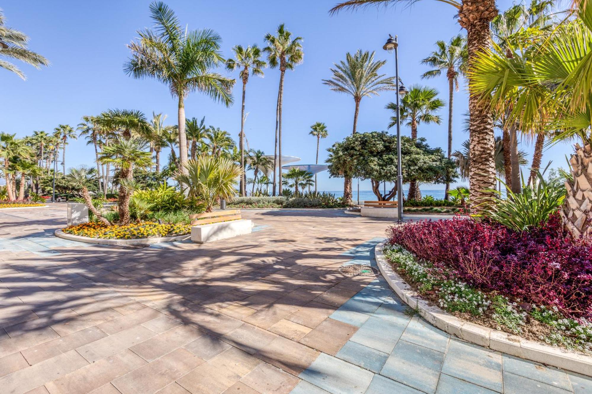 Hanami Plaza Abc Estepona Kültér fotó
